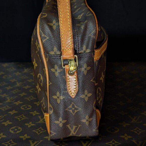 LOUIS VUITTON Trocadero 30 Monogram Canvas - Large Crossbody - Picture 6 of 16